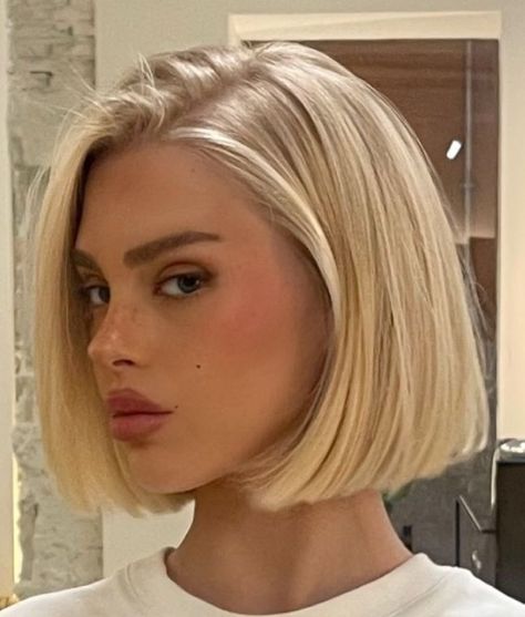 Honey Blonde Short Bob, Delaney Childs Short Hair, Blonde Bob Wedding Hair, Short Blonde Hair Round Face, Short Hair Blonde Girl, Blonde Bob Aesthetic, Blond Short Bob, Natural Blonde Bob, Blonde Lobs