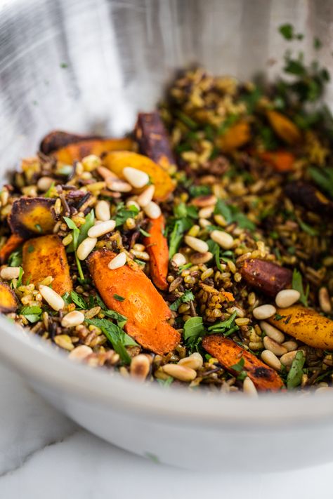 Brown Rice Salad, Lunch Saludable, Plat Vegan, Lemon Thyme, Rice Salad, Think Food, Roasted Carrots, My Darling, Pine Nuts