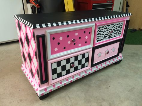 Dresser Makeover Colorful, Princess Dresser Diy, Cool Painted Dressers, Dresser Painting Ideas Aesthetic, Custom Painted Dresser, Custom Dresser Ideas, Diy Dresser Painting Ideas, Fun Dresser Painting Ideas, Cool Dresser Ideas