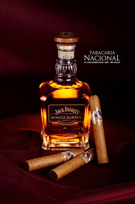 Jack Daniels Single Barrel  Cigar shop de SP. Whisky Jack Daniels, Jack Daniels Single Barrel, Whisky Jack, Botol Air, Good Cigars, Pipes And Cigars, Whiskey Drinks, Jack Daniel, Cigars And Whiskey