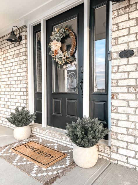 Fake Front Door Plants, Front Door Decor Double Doors, Townhouse Front Door Decor, Outdoor Front Door Decor, Front Porch Faux Plant Ideas, Townhouse Front Porch Ideas, Double Front Door Decor, Black Front Door Decor, Farmhouse Spring Front Porch