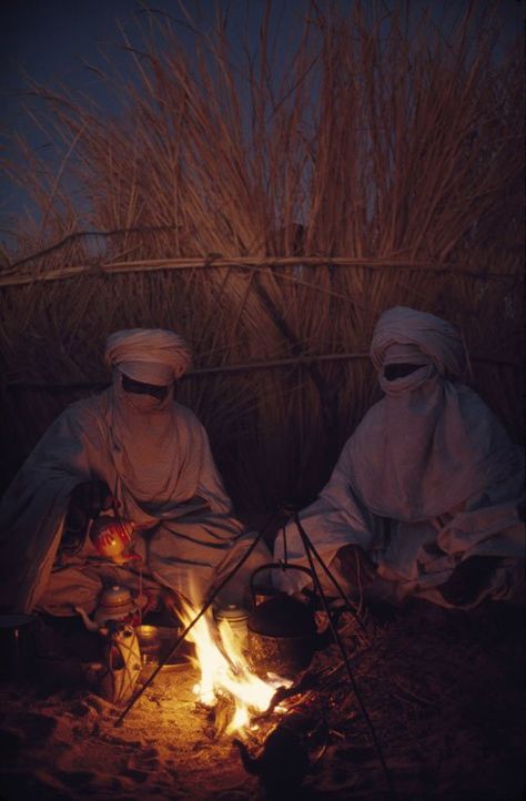 Tuareg People, Desert Aesthetic, Arab Culture, Desert Life, Drink Tea, Montage Photo, We Are The World, People Of The World, Colour Photograph