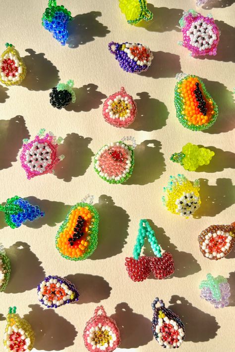 Fruit Bead Earrings, Beaded Things To Make, Beaded Fruit Earrings, Beaded Vegetables, Beaded Fruit Tutorial, Seed Bead Strawberry, Seed Bead Fruit, Seed Beads Ideas, Beaded Strawberry Earrings