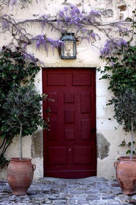 This colour with lilac instantly adds a pop of class to and ordinary beige door! Casa Patio, Design Mom, Front Door Colors, Red Door, Beautiful Doors, Door Color, Color Of The Year, Pantone Color, Windows And Doors