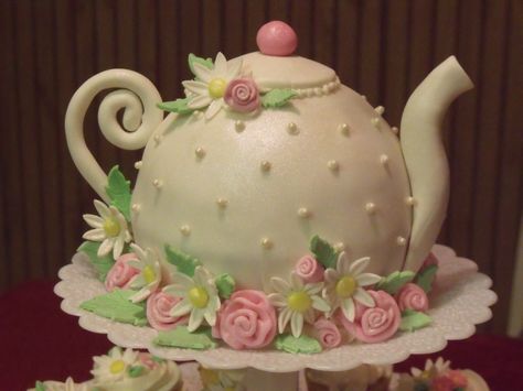 Teapot Cake! Too cute! Since I want to have a tea party themed bridal shower. Teapot Cake, Pot Cakes, Tea Party Cake, Cupcakes Decorados, Cake Photo, Tea Party Birthday, Special Cake, Cake Tutorial, Photo Cake