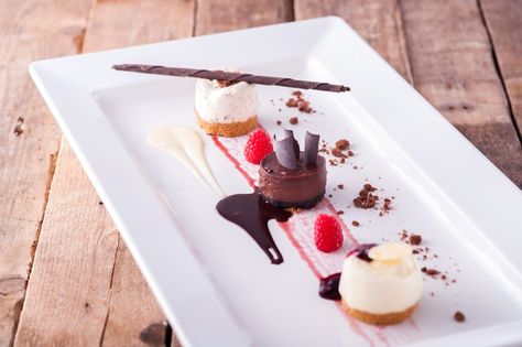 10 Desserts to Give You #FoodEnvy - Trio of Cheesecakes How To Plate Desserts Like A Pro, Italian Dinner Party Decorations, Trio Of Desserts, Fine Dining Desserts, Italian Dinner Party, Plated Dessert, Raw Vegan Desserts, Plate Designs, Food Displays