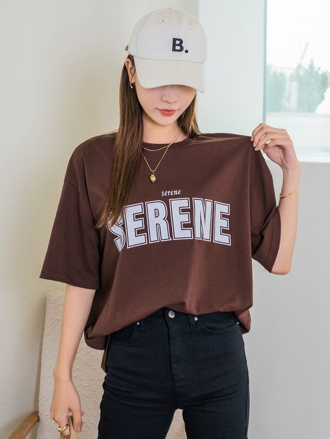 Long Tee Outfit, Brown Tshirt Outfit, Oversized Tshirt Outfit Casual, Oversized Tshirt Outfit Korean, Oversized Shirt Outfit, Oversize Tshirt Outfits, Minimalistic Outfits, Graphic Tee Outfits, Drop Shoulder Tee