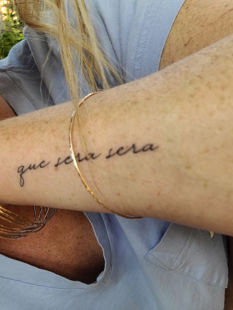 Tiny Cursive Tattoo, Que Sara Sara Tattoo, Lo Que Sera Sera Tattoo, Que Sera Sera Tattoo Ideas, Spanish Sayings Tattoos, Silver Lining Tattoo, Words For Tattoos, Ehfar Tattoo, Inner Bicep Tattoo Women