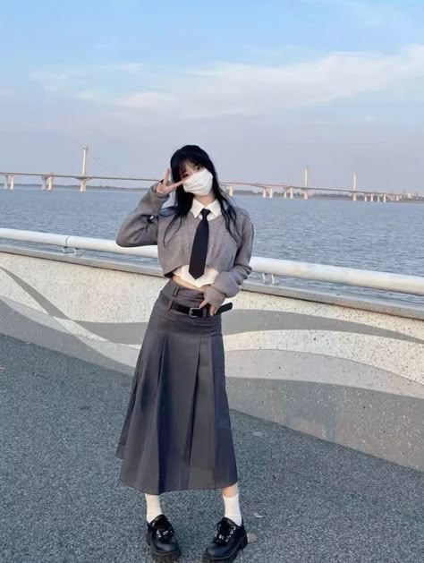 Long Skirt Asian Style, Miu Miu Long Skirt, Asian Long Skirt Outfits, Japanese Street Style 2023, Maxi Grey Skirt Outfit, Japanese Skirt Outfits Long, Acubi Long Skirt Outfit, How To Style Grey Skirt, Long Skirt Japanese Style