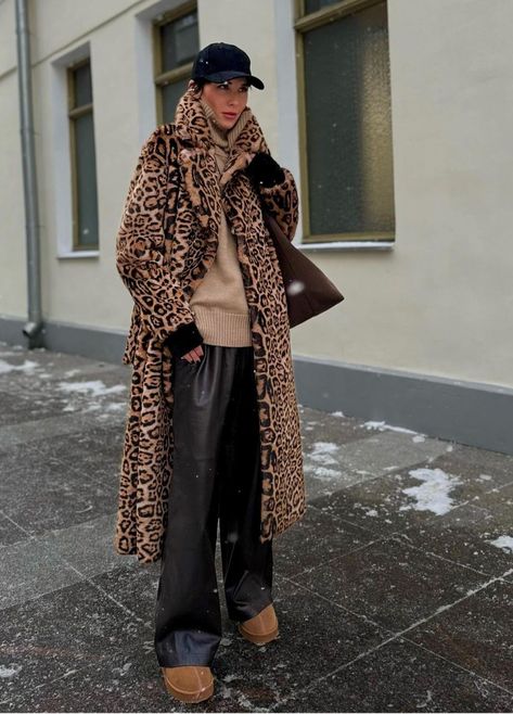 Leopard Print Trench Coat, Leopard Coat Outfit Winter Style, Cheetah Fur Coat Outfit, Leopard Sweatshirt Outfit, Animal Print Coat Outfit, Leopard Fur Coat Outfit, Leopard Coat Street Style, Leopard Jacket Outfit, Leopard Print Coat Outfit