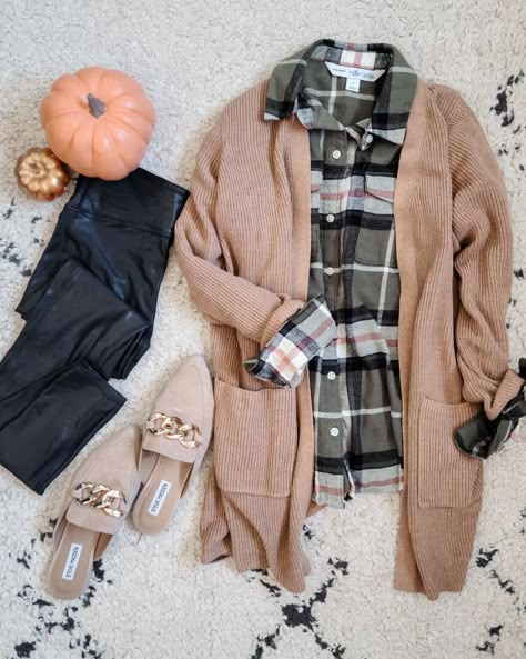 Plaid Shoes Outfit, Plaid Shirt Outfit Fall, Flannel Shirt Outfits, Casual Flannel Outfits, Workwear Shoes, Casual Teacher Outfit, Autumn Shirt Outfit, Flannel Outfits Fall, Neutral Cardigan