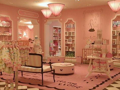 NYC, Style and a little Cannoli: Eloise at the Plaza 80s Bedroom Furniture, 80s Bedroom Decor, Eloise At The Plaza, Nyc Rooms, 80s Room, Baby Pink Aesthetic, Pinterest Room Decor, Dreamy Room, Vintage Interior