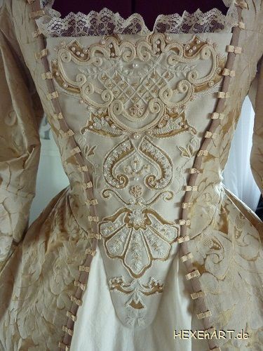 Elizabeth Swan 1700's Dress Front Stomacher Detail Elizabeth Swann Costume, Gaun Abad Pertengahan, 1700 Fashion, Historical Gowns, Elizabeth Swann, 18th Century Dress, Rococo Fashion, 18th Century Costume, 18th Century Clothing