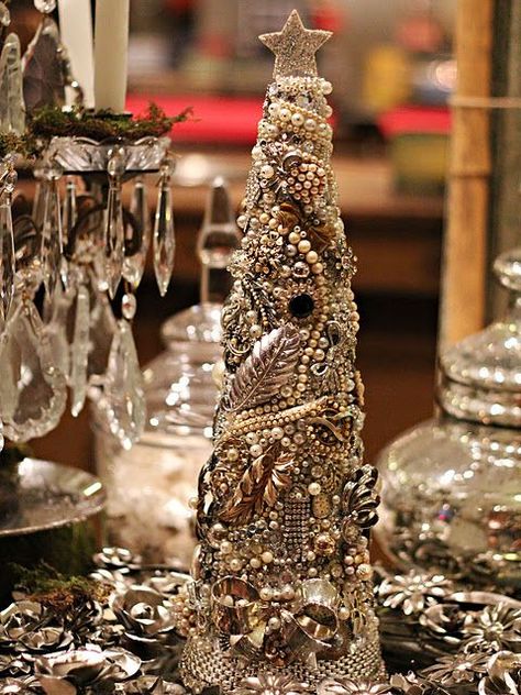 DIY:  Tutorial on how to make this gorgeous tree from vintage jewelry, buttons and beads.  Great way to use broken jewelry, single earrings, etc. Paris Market, Jeweled Christmas Trees, Diy Light, Jeweled Christmas, Jewelry Christmas Tree, Vintage Jewelry Crafts, Vintage Jewelry Art, Repurposed Jewelry, Holiday Centerpieces