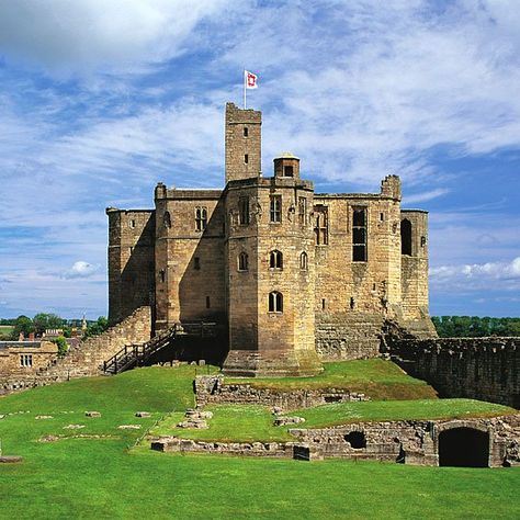 The very impressive and substantially intact remains of the great tower seen from across the bailey at Warkworth Castle and Hermitage Warkworth Castle, British Castles, Beautiful Ruins, English Castles, Castles In England, European Castles, Castle Tower, Luxor Egypt, Castle Ruins