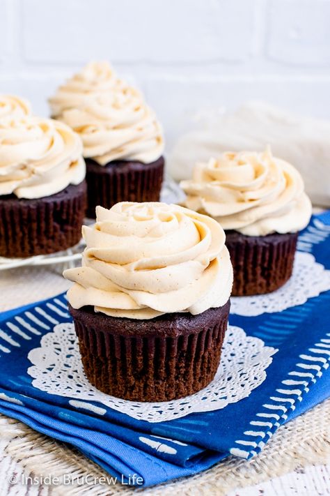 Best Frosting Recipe, Easy Icing Recipe, Homemade Frosting Recipes, Honey Peanut Butter, Peanut Butter Frosting Recipe, Peanut Butter And Honey, Peanut Butter Icing, Homemade Buttercream, Marshmallow Buttercream