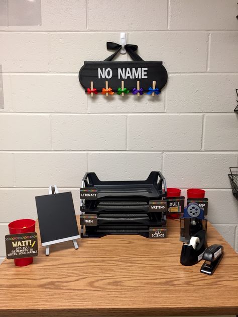 This is a small student supply station. This is where student will turn in papers, trade in their dull pencils for sharpened pencils, and use the stapler/tape. Also, on the wall, students can claim work that was turned in with no name. Classroom Organization Ideas, Student Data Binders, Forest Classroom, Organization School, Organization Wall, Elementary Math Classroom, Social Studies Classroom, Third Grade Classroom, Student Information