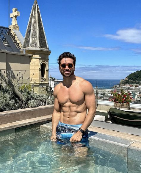 Alex Costa Mens Poses, Alex Costa, Physique Goals, Men Bodies, Workout Inspiration, Male Poses, Cortes De Cabello Corto, Fitness Inspiration, Black Hair