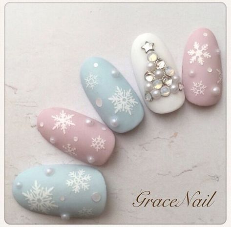 Festive Nail Art Ideas That Will Get You In The Mood For Christmas - The Singapore Women's Weekly Xmas Nail Art, Matte Nail, Nail Colors Winter, Nails Winter, Super Nails, Winter Nail Art, Festival Nails, Trendy Nail Art, Nail Nail