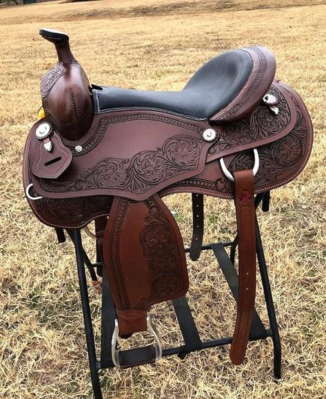 Saddle features a beautiful premium leather with a classic hand carved fern leaf and basket weave tooling. Saddle Tooling, Western Horse Saddles, Botas Western, Barrel Saddle, Western Tack, Tack Sets, Horse Accessories, Leather Carving, Western Saddle