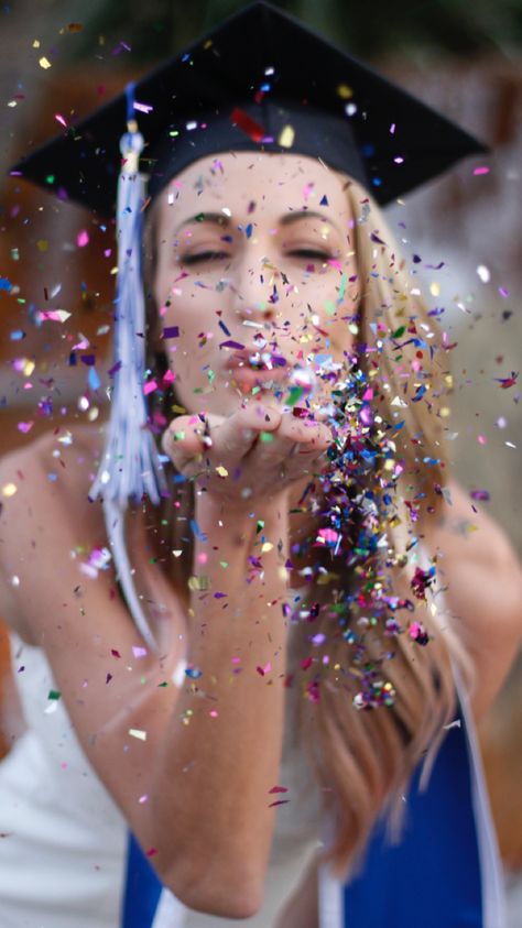 Senior Confetti Pictures, Graduation Pictures With Confetti, Graduation Photo Confetti, Graduation Glitter Picture, Senior Pictures Confetti Popper, College Graduation Pictures Confetti, Senior Pictures With Confetti, Confetti Popper Graduation Pictures, Confetti Senior Pictures