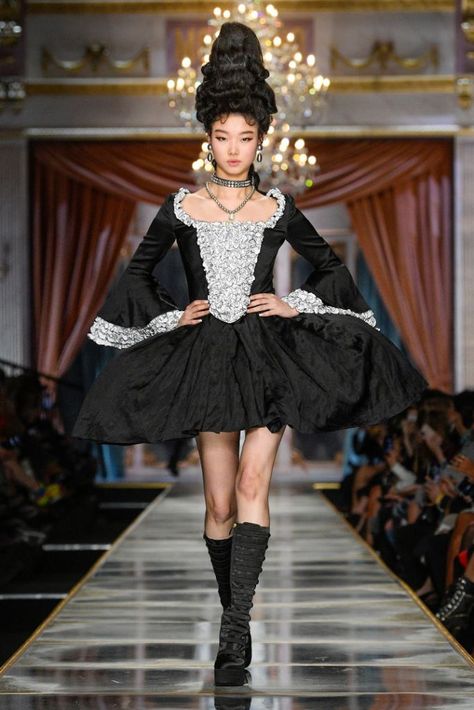 Moschino 2020, 90s Runway Fashion, Catwalk Fashion, Weird Fashion, Milan Fashion Weeks, Style Punk, Young Fashion, Fashion Weeks, Fall Collection