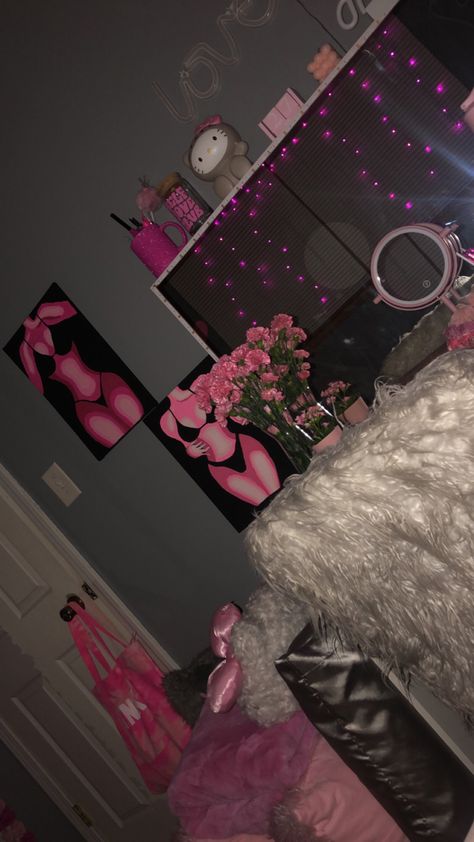 Pink Vanity Room, Latina Room Aesthetic, Latina Room, Light Pink Rooms, Vanity Room Decor, Room Decor Items, Pink And Grey Room, Black Room Decor, Silver Room