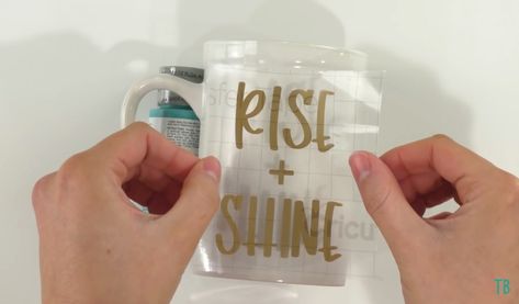 How To Apply Vinyl To Mugs - Makers Gonna Learn Vinyl On Glass, Silhouette Cameo Crafts, Diy Beer, Glass Coffee Cups, Diy Cups, Diy Vinyl, Custom Cups, Diy Cricut, Small Letters