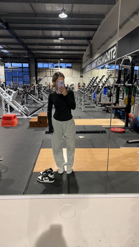 Gym Outfit With Hoodie, Gym Comfy Outfit, Aesthetic Gym Outfits For Women, Cold Day Gym Outfit, Gym Outfit For Winter, Gym Outfits Aesthetic Winter, Comfy Gym Fits, Gym Hoodie Outfit, Gym Girly Outfits