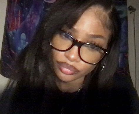 Glasses On Forehead, Nerd Glasses Aesthetic, Office Siren Black Woman, Nerdy Black Woman, Glasses On Black Women, Baddies With Glasses, Black Women With Glasses, Hairstyles For Glasses Wearers, Black Girls With Glasses