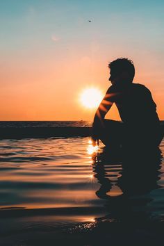 Men Sea Photography, Guy On Beach, Man At Beach, Sea Beach Photography, Sunset Photography People, Poses At The Beach, Men On The Beach, Sea Man, Mens Photoshoot Poses