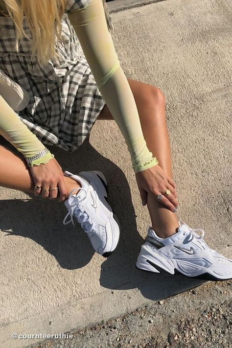 Best White Sneakers, Nike M2k, Sneaker Trend, Sneaker Outfits, Urban Outfitters Shoes, Streetwear Mode, Dad Sneakers, Shoes Sneakers Nike, Tomboy Outfits