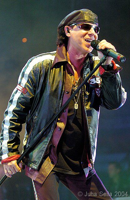 Klaus Meine (Scorpions). He is in his 60's and still has it. The band are such skilled musicians with a strong sense of versatility. Scorpions Wind Of Change, Scorpions Band, The Scorpions, Classic Rock Bands, Wind Of Change, Pet Shop Boys, Musica Rock, Rock N’roll, Heavy Metal Bands