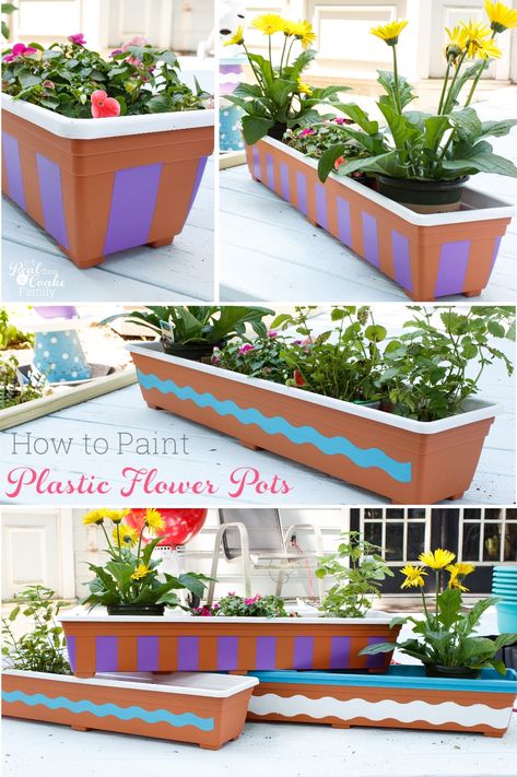 Great DIY showing painting plastic flower pots. Great ideas for our planters and to add color and personality to our yard with fun crafts! #DIY #Pots #Yard #Paint #Crafts #RealCoake Painting Plastic Flower Pots, How To Paint Plastic, Diy Wrapping Paper, Paint Plastic, Video Garden, Christmas Decorations Garland, Garden Ideas Cheap, Plastic Flower Pots, Flower Pots Outdoor