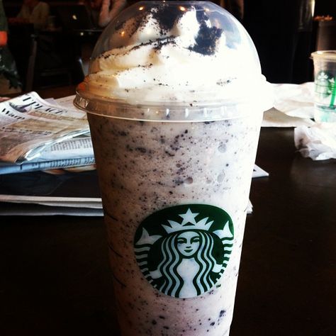 Oreo frappe: double chocolate chip frappe, one pump of white mocha syrup, w/ whip cream and mocha drizzle Oreo Drink, Oreo Frappuccino, Starbucks Hacks, Secret Starbucks Drinks, Secret Menu Items, Frappuccino Recipe, Starbucks Secret Menu Drinks, Bebidas Do Starbucks, Starbucks Menu