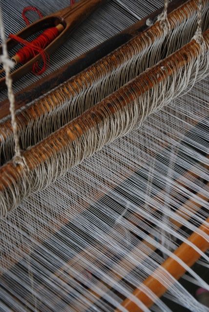 Webstuhl Loom Photography, Indian Handloom Weaving, Weaving Aesthetic, River Enchanted, Hand Loom Weaving, Looms Weaving, Loom Love, Childrens Gardening, Weaving Machine