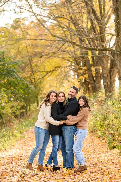 Family Photoshoot Older Siblings, Fall Family Picture Pose Ideas, Fall Picture Poses For Family, Christmas Family Photos Adults, Family Of 4 With Teenagers Picture Poses, Family Of Four With Teenagers Poses, Family Photos Older Siblings, Teenage Family Photo Poses, Fall Family Pictures Teenagers