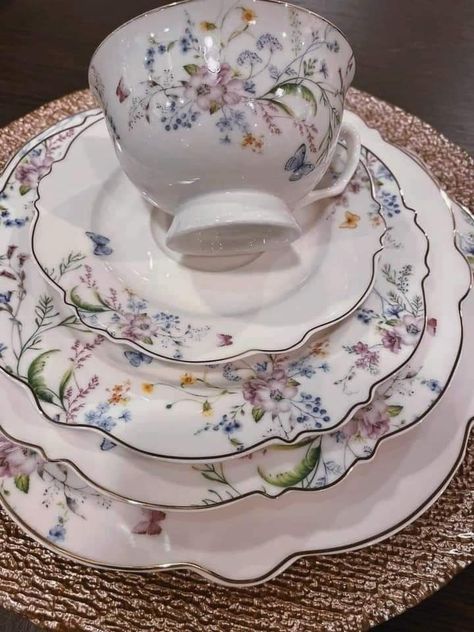 Vintage Tea Time, Tea Time Party, Antique Tea Sets, Tea Cup Collection, Purple Kitchen, Vintage Crockery, Pretty Tea Cups, Pretty China, Antique Dishes