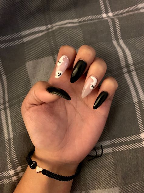 Simple Goth Nails Almond, Witchy Almond Nails, Ghost Acrylic Nails, Black Ghost Nails, Ghost Nail Designs, Dark Halloween Nails, Halloween Ghost Nails, Black Chrome Nails, Ghost Nails