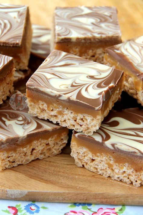 An Alternative on the Classic Millionaire’s Shortbread – Millionaire’s Crispy Squares! Marshmallow & Rice Krispie Base, with Caramel & Chocolate – Delicious No-Bake Treat! When I was trawling the internet (Pinterest) for inspiration the other day I saw SO many recipes for SO many delicious things and I want to make them all. However, I had a bake sale that I needed to bake for, so I went for an easier option that I know you guys would also like. I came across THIS delicious recipe for Million... Janes Patisserie, Krispie Treats Recipe, Tray Bake Recipes, Cereal Treats, Caramel Chocolate, Rice Crispy Treats, Crispy Treats, Rice Krispie Treats, Rice Krispie