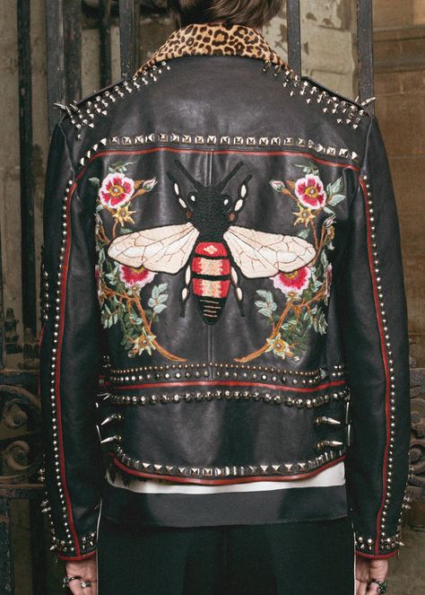 Gucci DIY: Championing the idea of self-expression, Alessandro Michele hands over the design reins, courtesy of the Do It Yourself service. Symbols, including a bee, daggered heart and kingsnake can be embroidered onto the sleeve of knit or shirt. Colorful printed silks are on offer as tailoring linings, and initials can be appliquéd onto bombers, leather jackets and the Ace sneaker. Mode Punk, Painted Jacket, Diy Jacket, Estilo Hippie, Kleidung Diy, Jackets Men Fashion, Stil Inspiration, Ropa Diy, Stylish Jackets