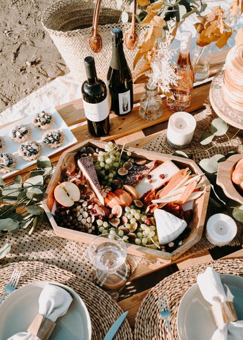 Fall Picnic Date, Fall Picnic Food Ideas, Fall Picnic Aesthetic, Styled Picnic, Picnic Tips, Thanksgiving Picnic, Fall Picnic Food, Picnic Styling, Picnic Fall