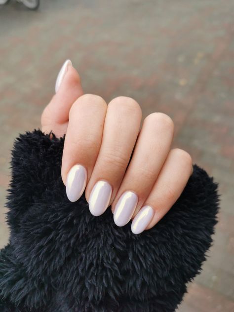 Donut glaze nails Pearly White Oval Nails, Oval Nails Glazed, Glazed Donut Nails Oval, Bridal Nails Glazed Donut, Shiny White Nails Acrylic, Pearl Shiny Nails, Pearly Dip Nails, White Crome Nails Almond Short, White Nails Glazed