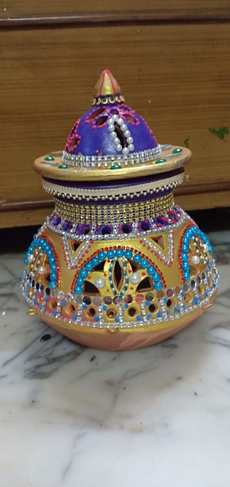 Garbi is a pot,which is kept in the house for 9 days of Navratri and it is worshiped. Garbo Decoration, 9 Days Of Navratri, Garba Decoration, Navratri Garba, Wallpaper Girly, Iphone Wallpaper Girly, Decoration Ideas, Festival Captain Hat, Worship