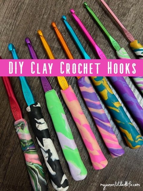 Crochet Hook Grips Diy, Polymer Clay Crochet Hooks Diy, Polymer Clay Crochet Hook Handles, Clay Crochet Hook Handles, Diy Crochet Hook Handle, Polymer Clay Crochet Hooks, Clay Crochet Hook, Diy Crochet Hook, Hook Ideas