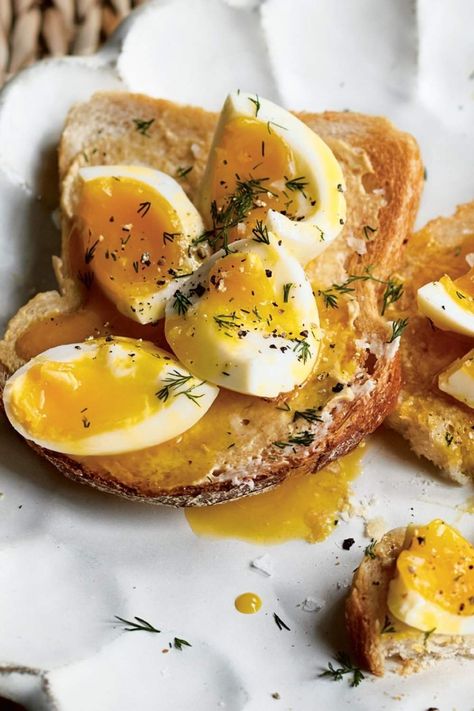 Ina Garten Smashed Eggs On Toast - Ina Garten Eats Baked Cottage Cheese Eggs Ina Garten, Cauliflower Toast Recipe, Toast Eggs, Toast Egg, Eggs On Toast, Ina Garten Recipes, Bread Toast, Brunch Cocktails, Soft Boiled Eggs