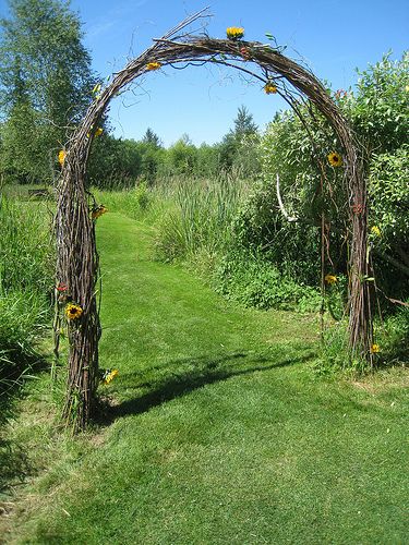 willow archway Willow Arch, Wedding Sculpture, Wedding Alter, Fall Wedding Arches, Garden Archway, Oregon House, Curly Willow, Wedding Ceremony Arch, Plants For Hanging Baskets