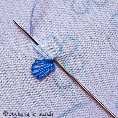 Cornflower Embroidery Tutorial, Blanket Stitch Flower Embroidery, Blanket Stitch Flower, Hand Stitched Flowers, Embroidery Stitches Tutorial Flowers, Small Flower Embroidery Patterns, Embrodery Stiching Flower, Embroidery Flowers Simple, Embroidered Flowers Tutorial