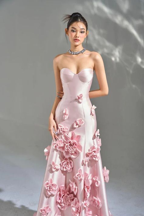 Pink Fashion Aesthetic, Elegant Flower Dress, Elegant Poses, Ball Gowns Fantasy, Pink Gown, Fancy Gowns, Pretty Prom Dresses, Fairytale Dress, Dinner Dress