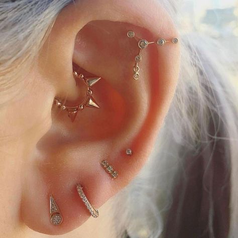 Pretty much any part of your ear can be pierced, as long as jewellery can comfortably go through it. Here are all the different kinds of piercings you can get. Piercing No Lóbulo, Piercings Bonitos, Constellation Piercings, Piercing Daith, Spike Ring, Septum Piercings, Cool Ear Piercings, Cool Piercings, Cute Ear Piercings